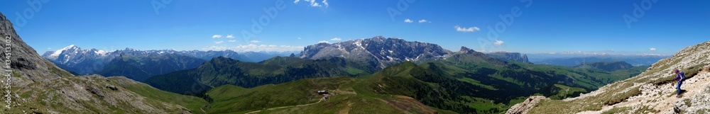Panorama Aussicht von Plattkofel ins Tal von Marmolada über Rosengarten und Schlern bis Seiser Alm