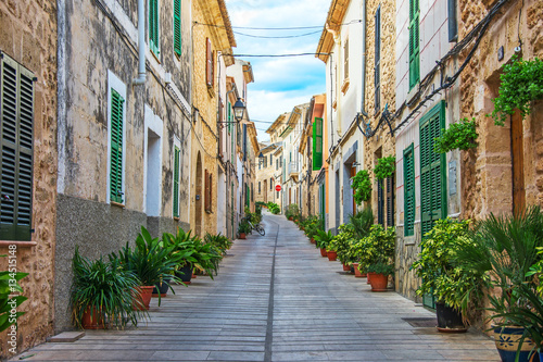 Fototapeta Piękna wąska stara ulica w śródziemnomorskim mieście.