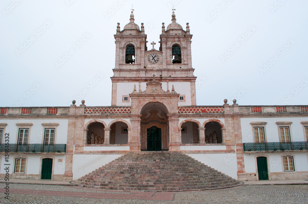 Portogallo, 30/03/2012: vista della Chiesa di Nostra Signora di Nazaré, costruita nel 1377 per ospitare l’immagine sacra della Madonna di Nazareth e per ospitare i pellegrini in visita 