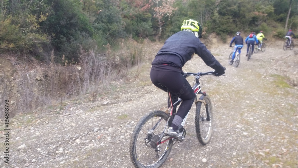 Ragazza in bici in salita