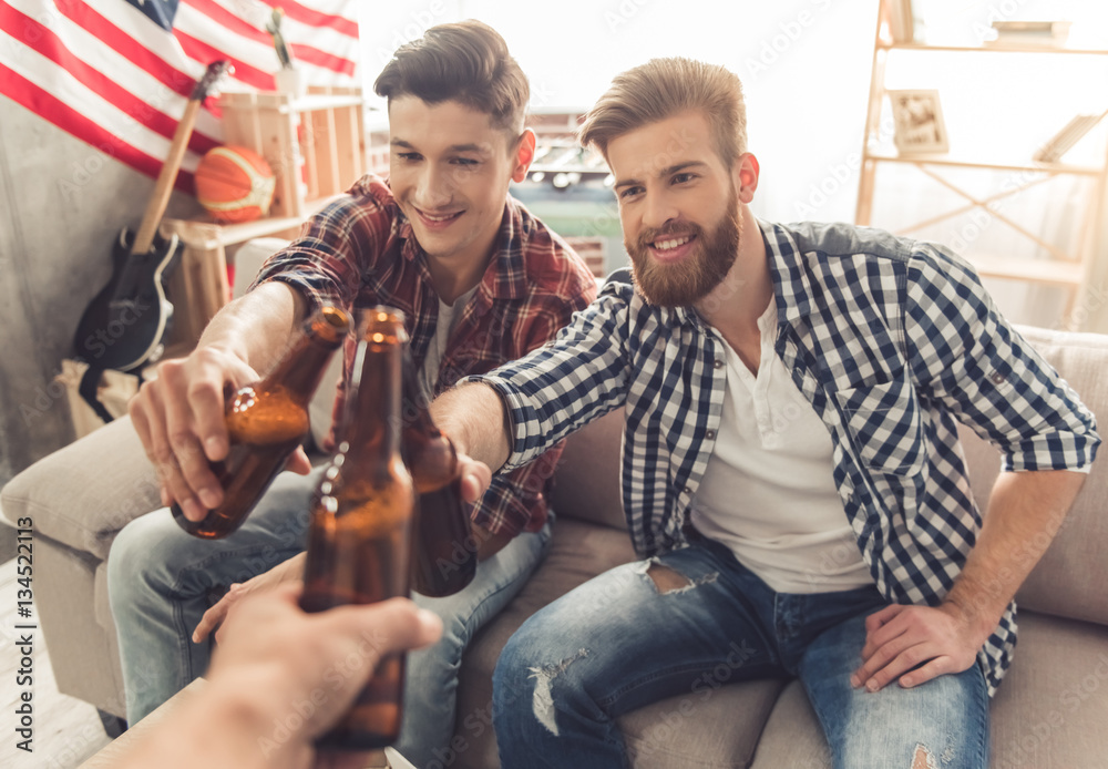 Guys at home StockFoto Adobe Stock