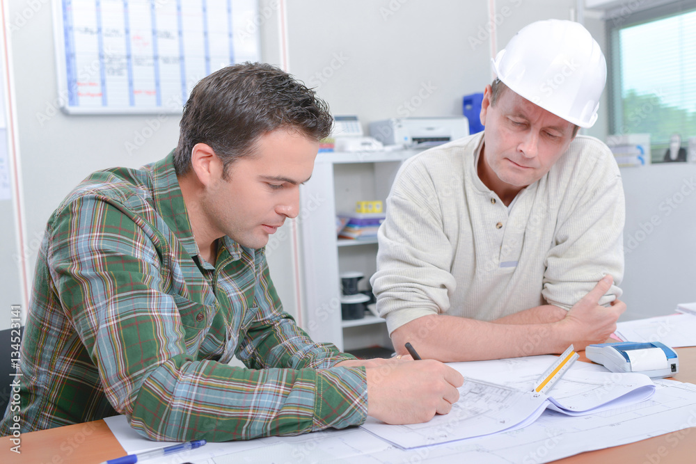 Obraz premium Architect explaining something to his boss