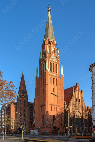 Imposanter Sakralbau: Stephanuskirche und Gemeindehaus in Berlin-Gesundbrunnen photo