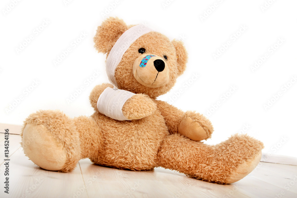 Obraz premium Teddybär mit einem Pflaster am Kopf 