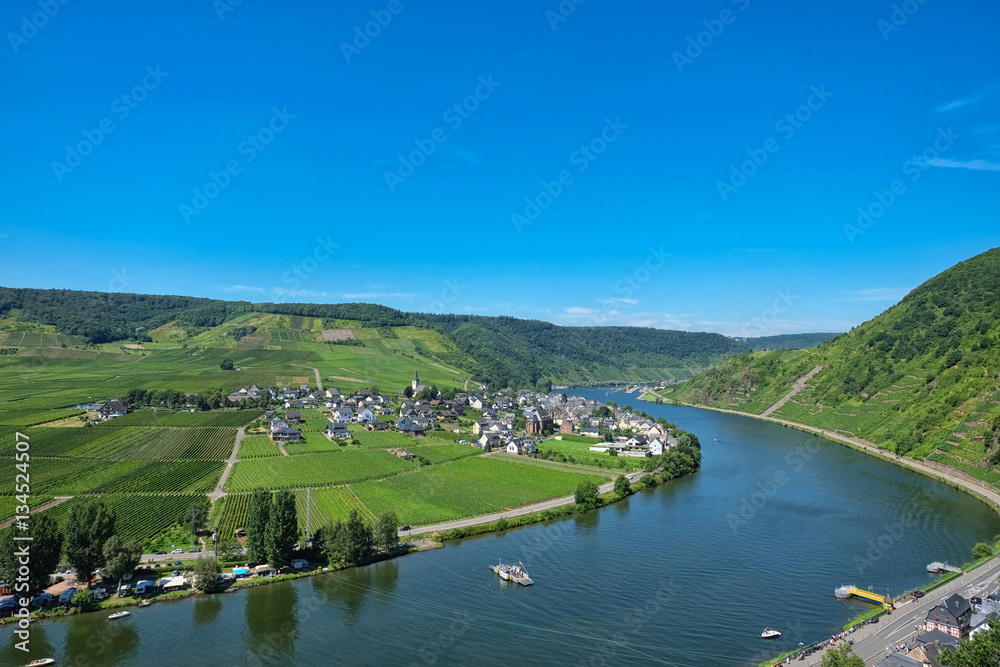Mosel Panorama bei Beilstein mit Fähre und Dorf Idylle Mosel Panorama bei Beilstein mit Fähre und Dorf Idylle