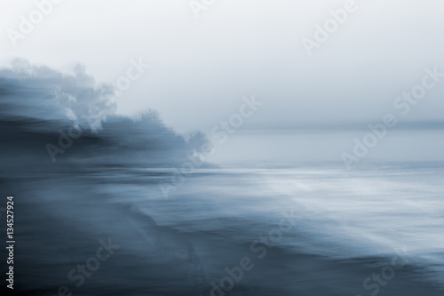 Motion Blurred Seascape. Monotonowy, niewyraźny pejzaż morski wykonany przy użyciu długiego czasu naświetlania w połączeniu z poziomym ruchem panoramowania.