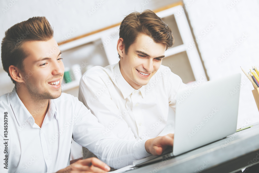 Obraz premium Men discussing project