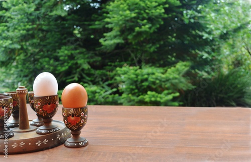 Jogo de utensílios para servir ovo quente, com suporte e seis recipientes de madeira torneada e decorada photo