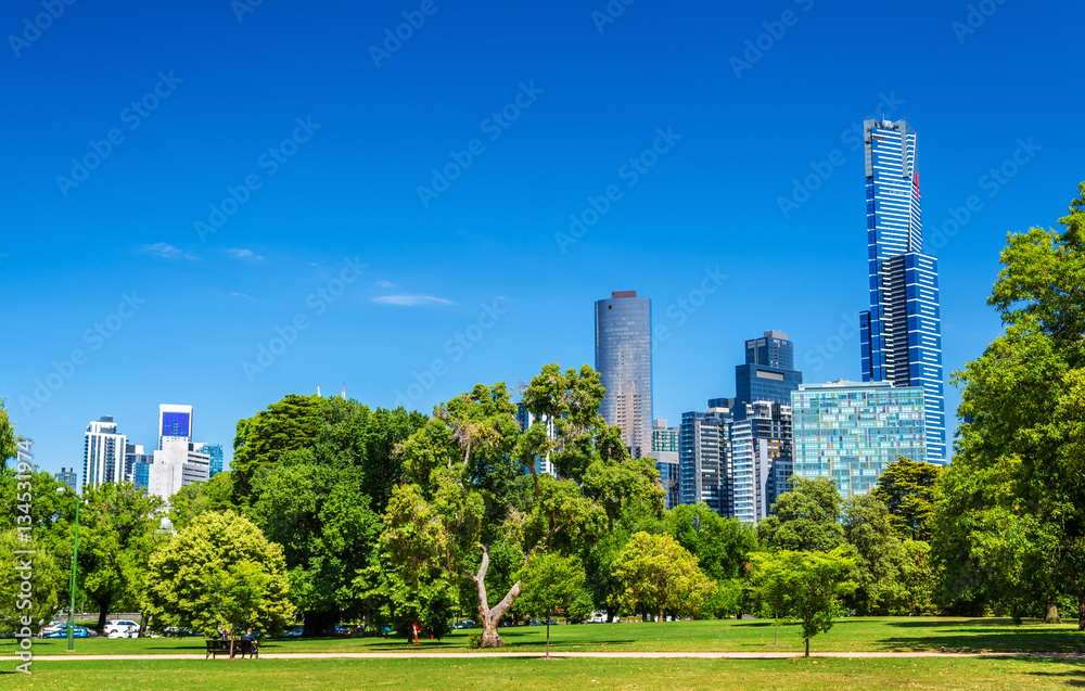 Naklejka premium Cityscape of Melbourne from Kings Domain parklands - Australia