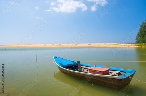 Fototapeta Naklejka Na Ścianę i Meble -  Boat at beach and blue sky