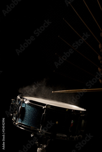 The man is playing snare drum Fototapet