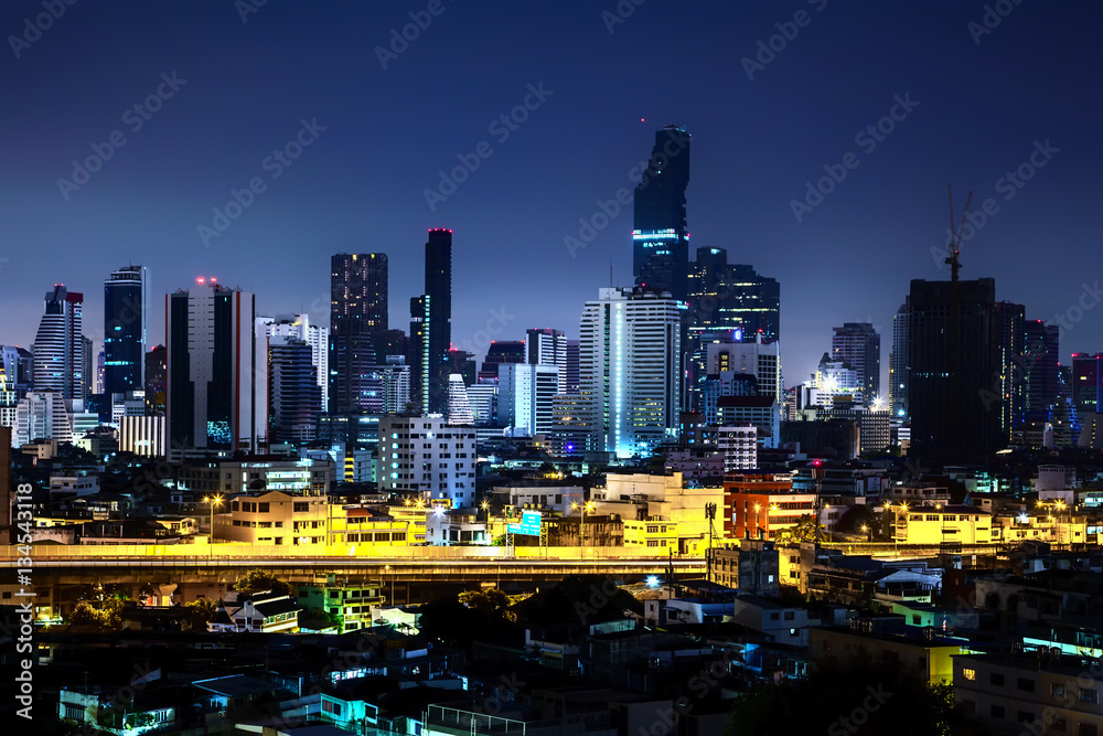 Fototapeta premium Piękne miasto nocą, nowoczesna nocna panorama Bangkoku w Tajlandii, miejska i uliczna w nocy, futurystyczna architektura nocne oświetlenie.