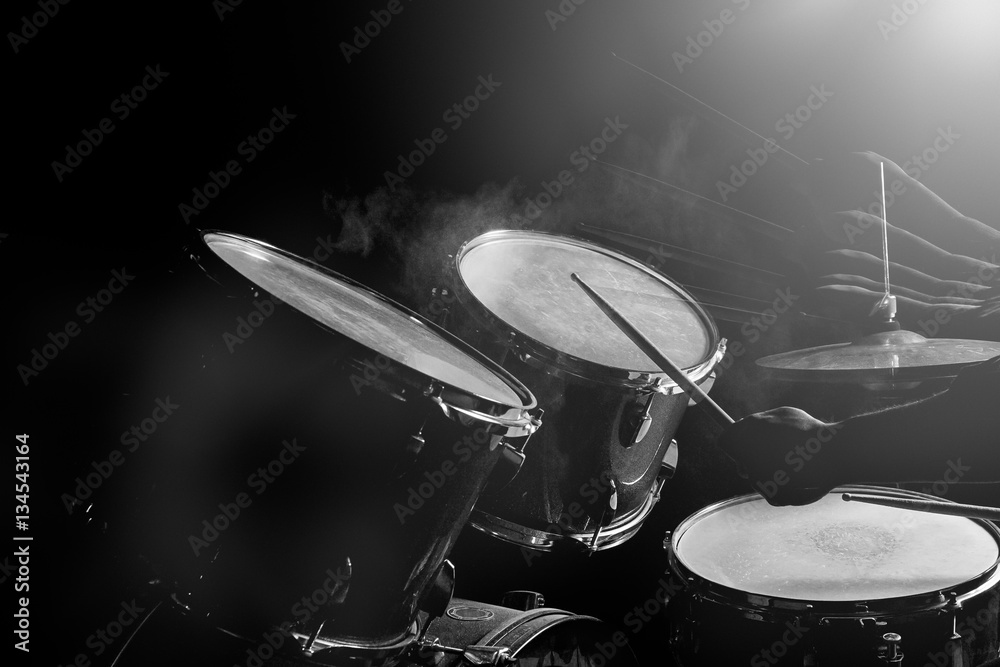 Obraz premium The man is playing drumset