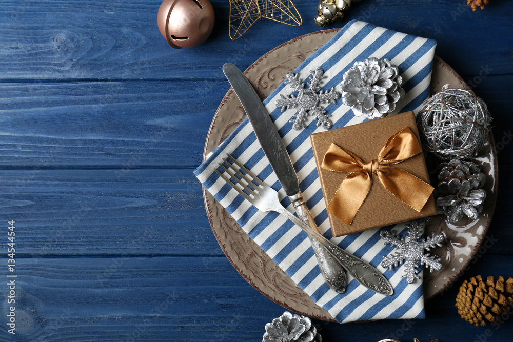 Naklejka premium Beautiful Christmas table setting with decorations