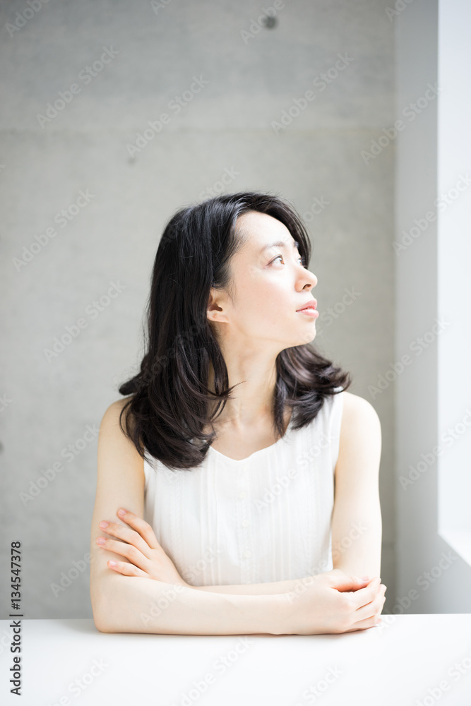 考え事をする女性 考え事をする女性