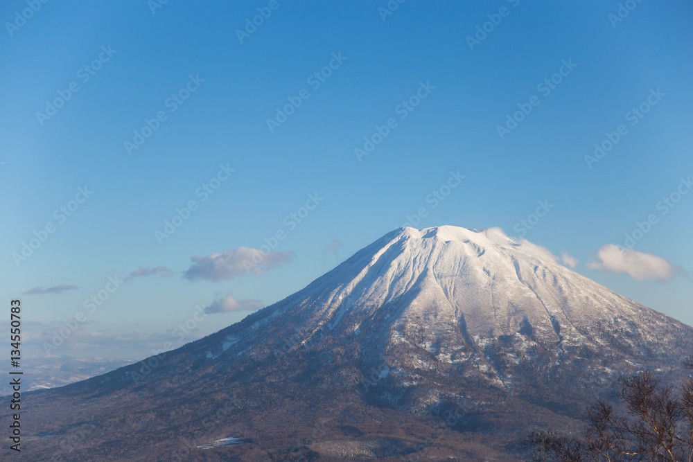 Fototapeta premium Zamyka up Mt.Yotei w Niseko narciarskim terenie, Hokkaido, Japonia