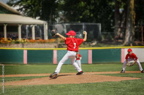 Konstfotografi Young pitcher on the mound in a youth baseball game