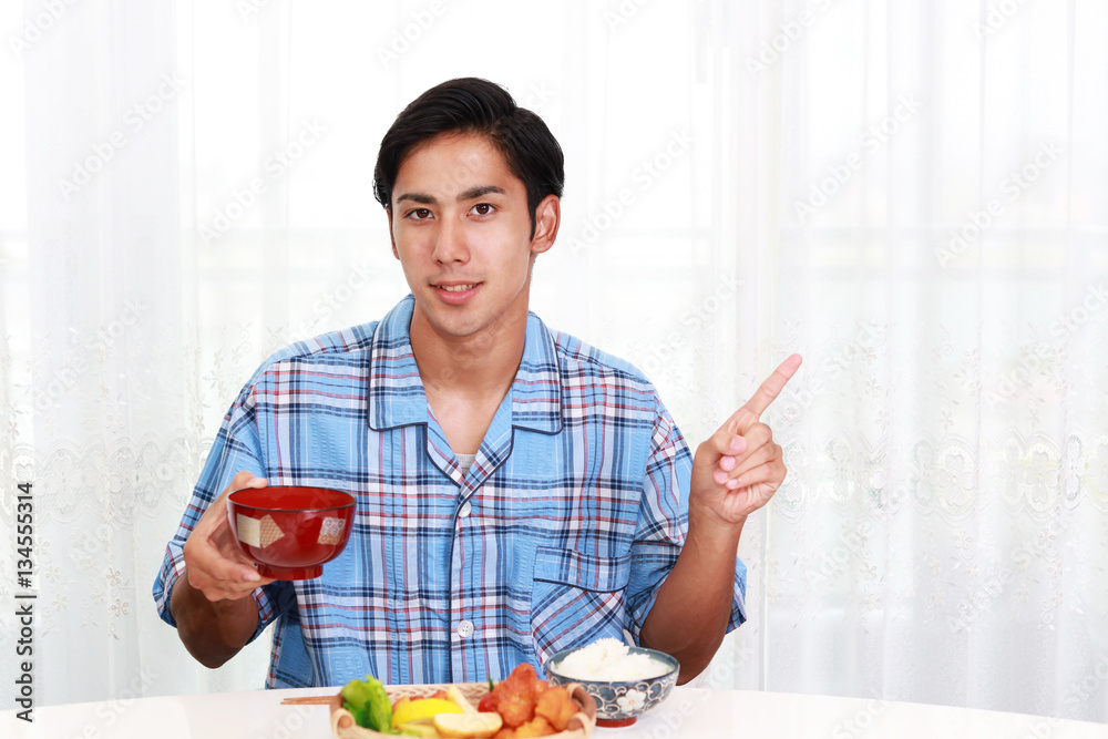 ご飯を食べる笑顔の男性
ご飯を食べる笑顔の男性