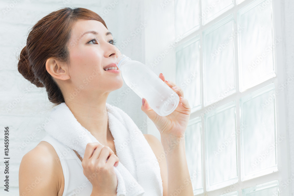 水を飲む女性 水を飲む女性