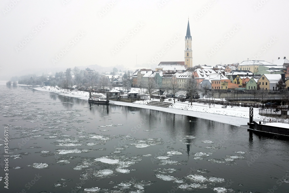 Donau mit Eisschollen bei Vilshofen