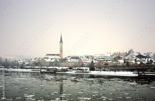 Donau mit Eisschollen bei Vilshofen