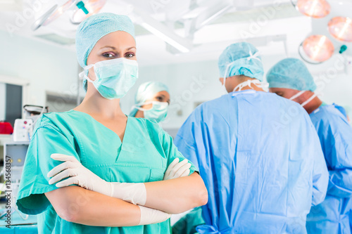 Krankenhaus - Junge Ärztin oder Chirurgin steht in einem sterilem OP-Saal oder Reinraum einer Klinik