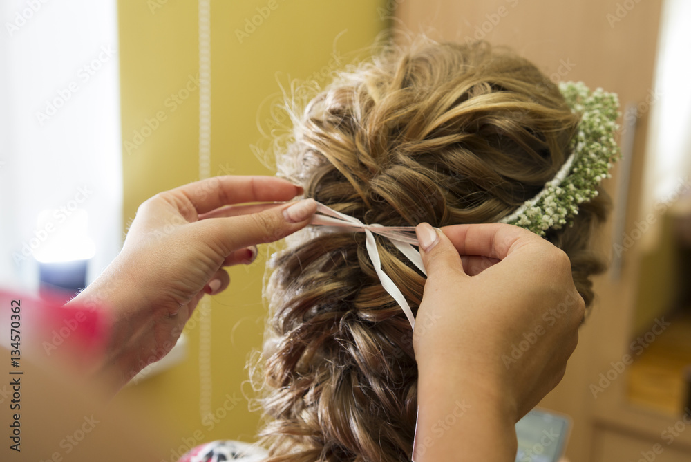 Naklejka premium Closeup hairdresser coiffeur makes hairstyle 