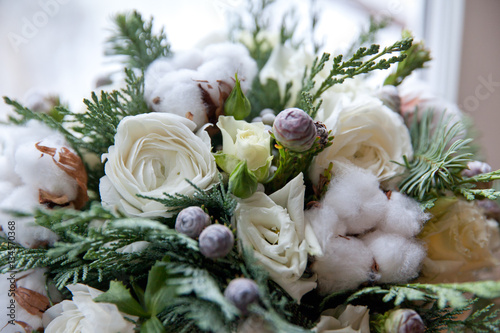 композиция из цветов и хвои