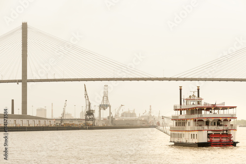Fotografía Paddle-wheeler cruising towards Talmadge Memorial bridge and Port of  Savannah,