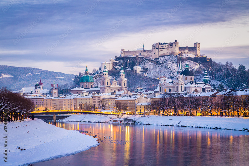 Naklejka premium Klasyczny widok Salzburga w okresie Bożego Narodzenia w zimie, Austria
