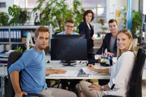 mitarbeiter in einem büro arbeiten zusammen im team