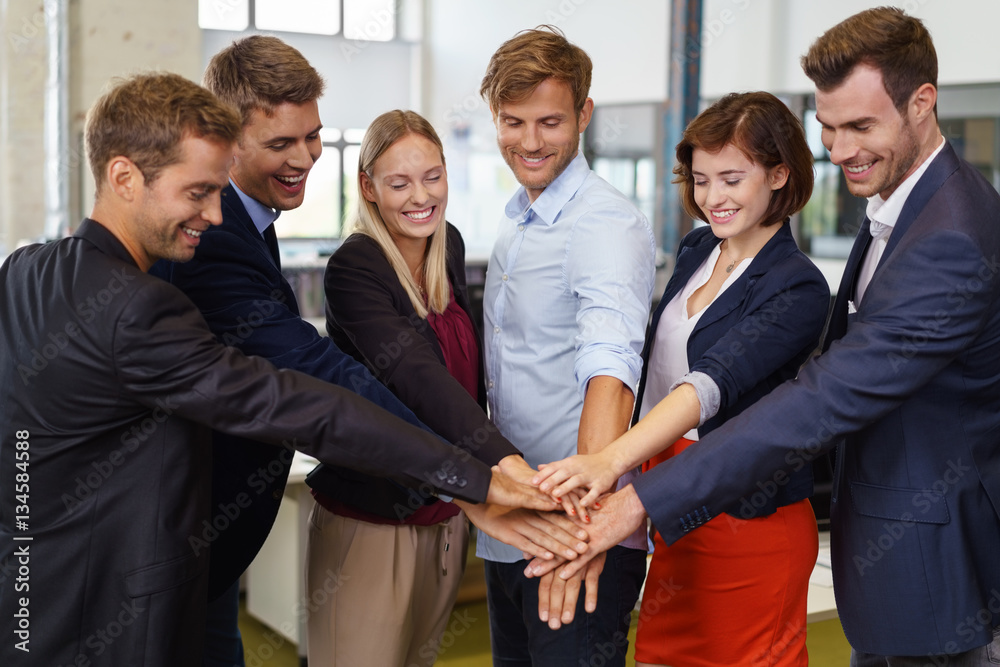 Wunschmotiv: motiviertes team im büro hält die hände zusammen #134584588