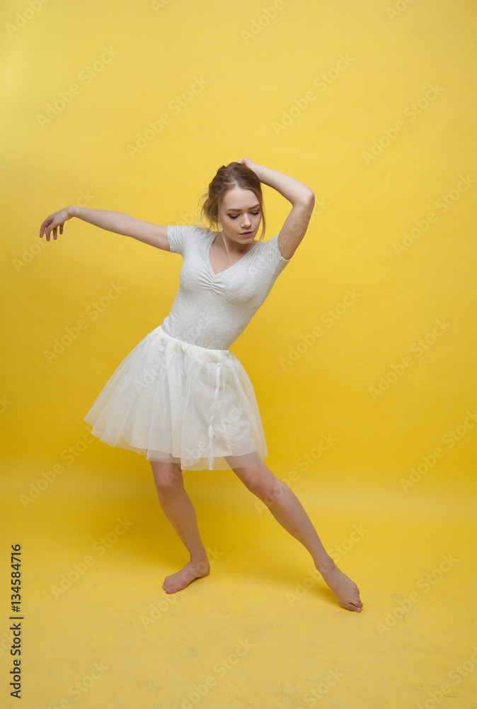 Naklejka premium jedna blondynka boso