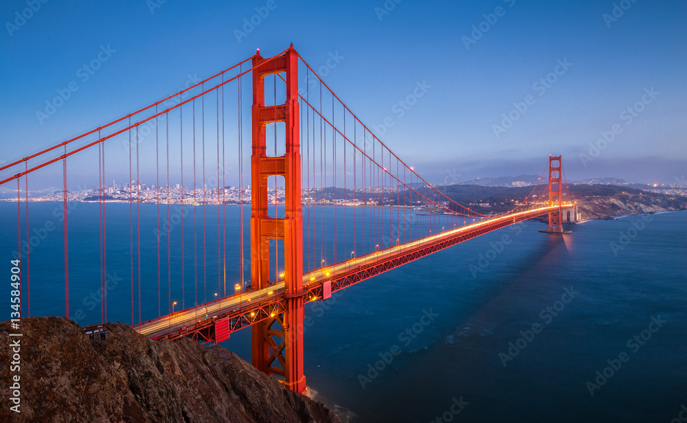 Fototapeta premium Golden Gate Bridge w zmierzchu, San Francisco, Kalifornia, USA