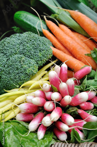 botte de radis, haricots, carottes et brocolis