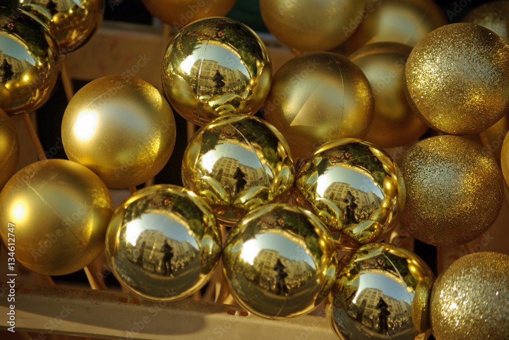 Boules de Noël dorées pour les fêtes