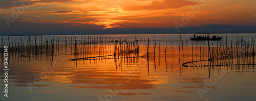 Atardecer en la Albufera de Valencia con barco