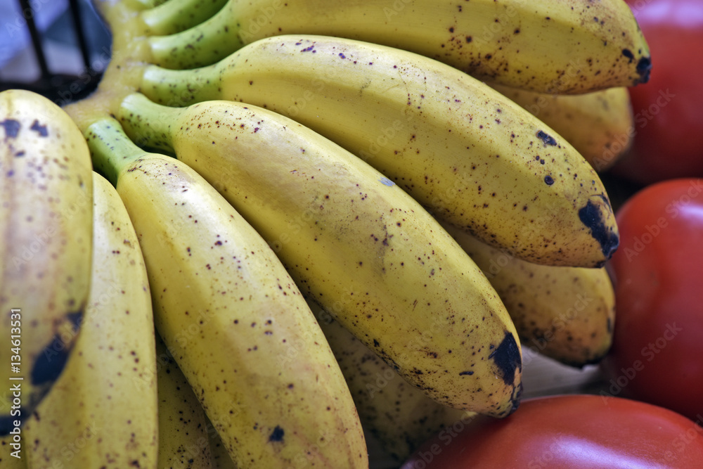 Banana bunch in fruit basket with white frill Banana bunch in fruit basket with white frill