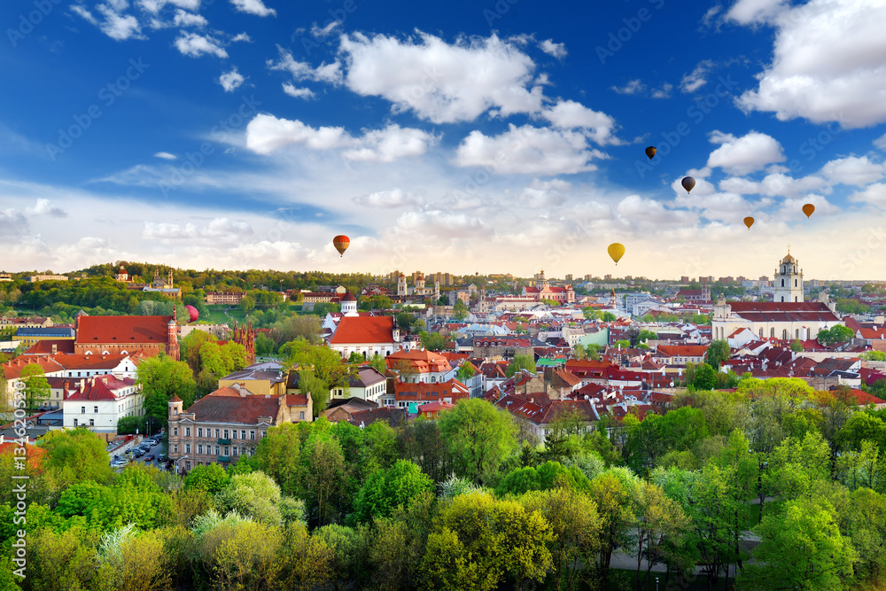 Obraz na płótnie Beautiful summer panorama of Vilnius old town with colorful hot air balloons in the sky w salonie
