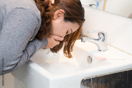 Φωτογραφία Asian woman have a morning sickness