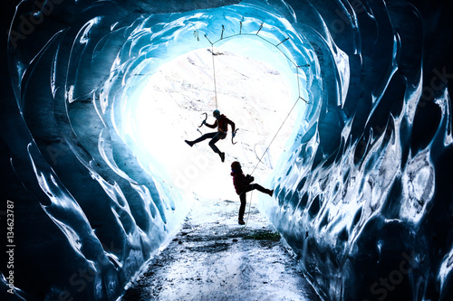 Bild auf Leinwand escalade dans une grotte
