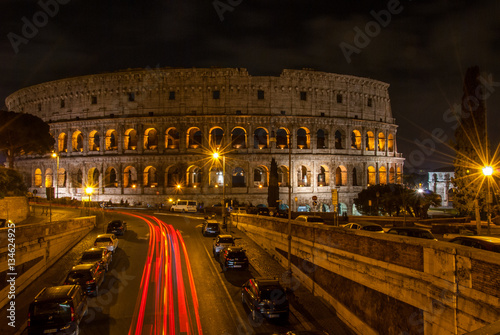 Vista notturna del Colosseo 