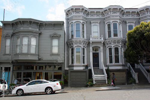 Rue en pente de San Francisco en Californie, USA © JFBRUNEAU