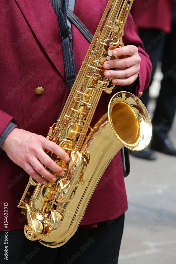 Obraz premium player plays the saxophone in the brass band
