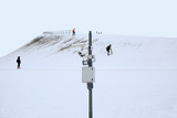 Monitoring, kamery i oświetlenie na zboczu góry.