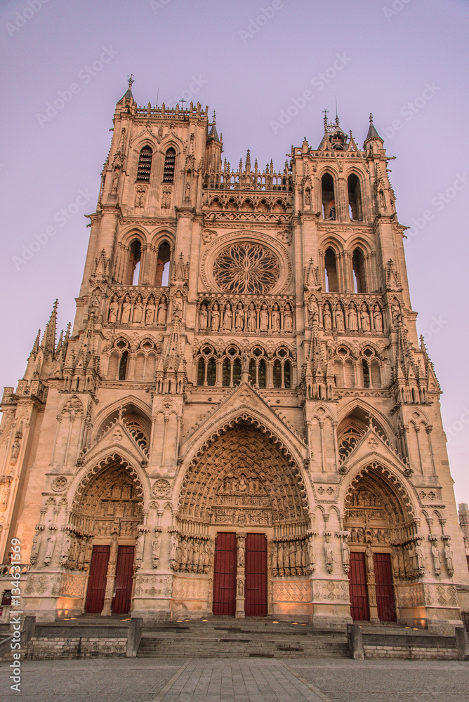 Cathédrale d'Amiens au crépuscule