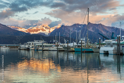 Fotografia, Obraz Boats at a pier in Seward with mountains in background