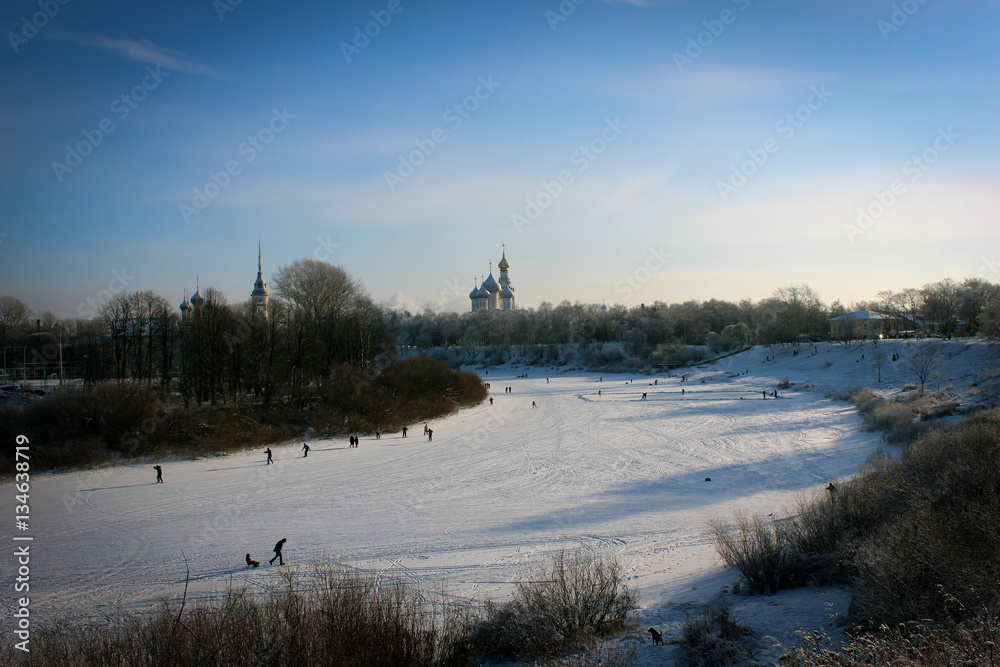 Зимние пейзажи замерзшей реки Вологда в одноименном городе, Россия