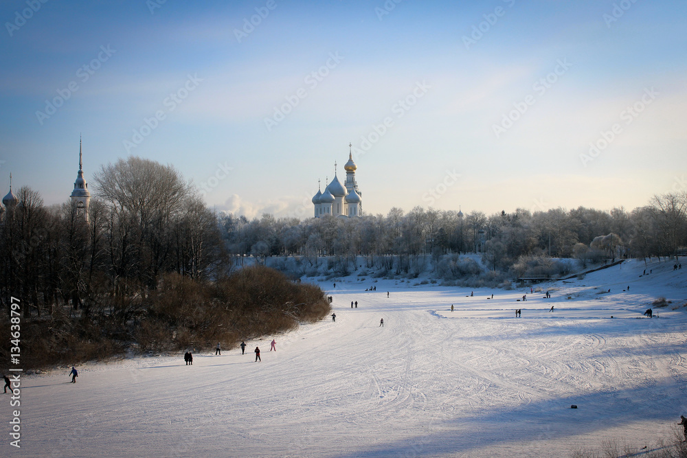 Зимние пейзажи замерзшей реки Вологда в одноименном городе, Россия