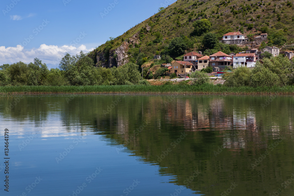 Рыбацкая деревушка на берегу озера. Черногория.